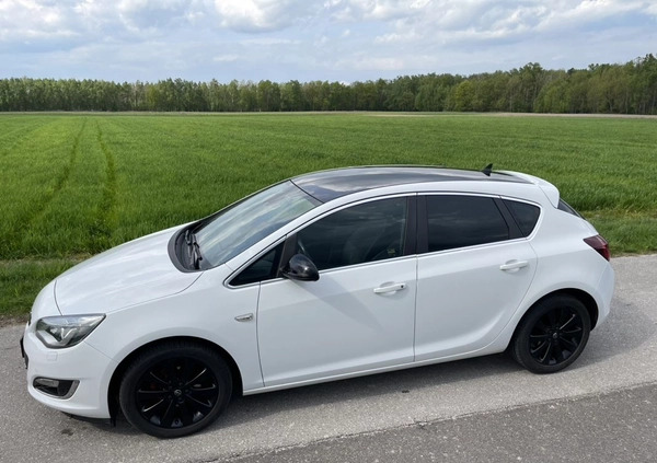 Opel Astra cena 33600 przebieg: 165000, rok produkcji 2013 z Puławy małe 781